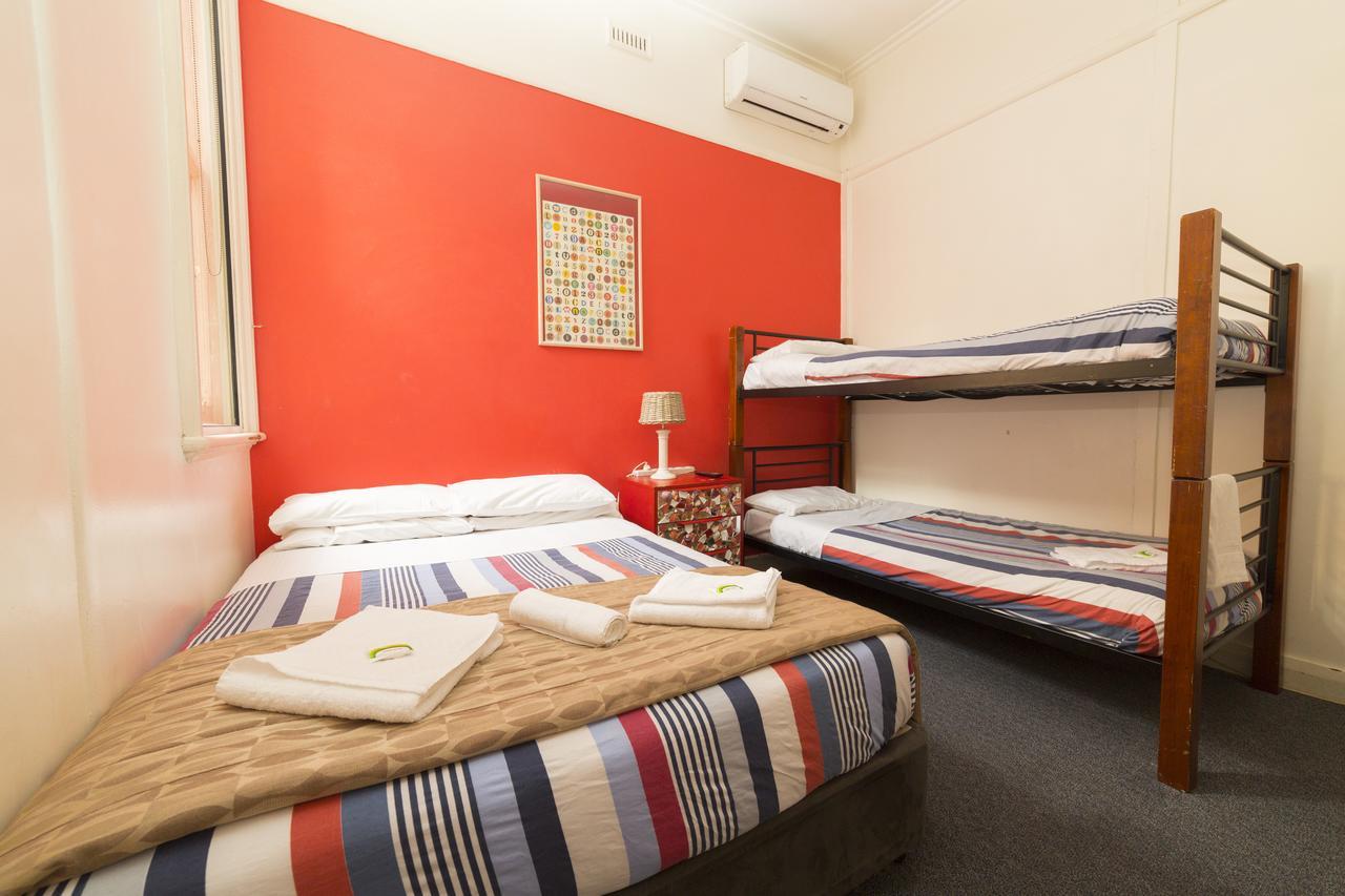 Tassie Backpackers At The Brunswick Hotel Хобарт Экстерьер фото